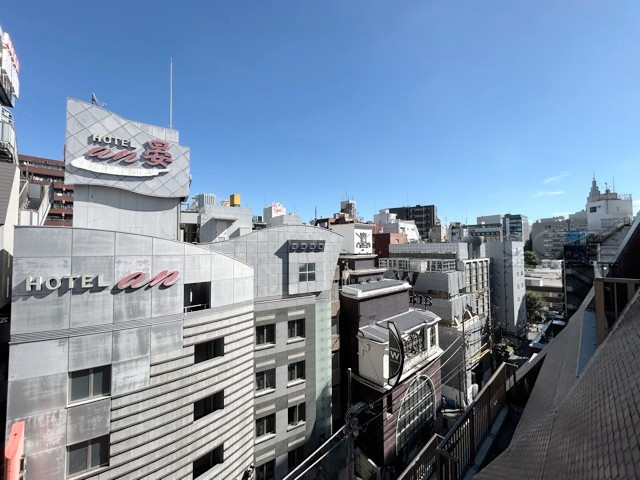 【展望】 | 歌舞伎町ダイヤモンドパレス | 眼前に広がる空の雄大さと、このお部屋の自慢の一つである「眺望」をご覧ください。毎日、この景色を独り占めできる新生活に夢が広がります。～即日のご見学可能～　お問合せはお気軽にどうぞ。
