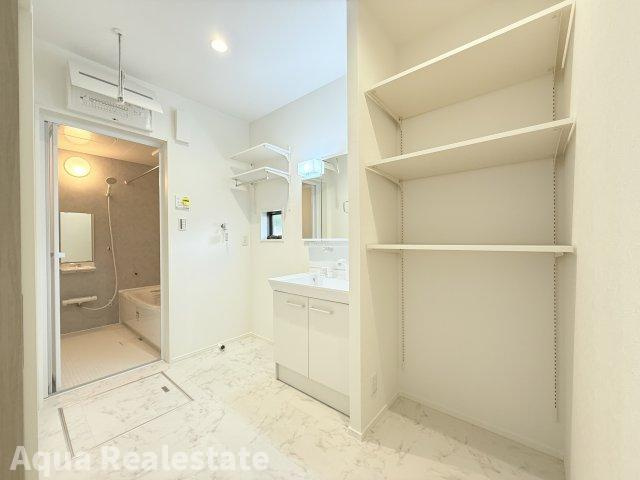 オール電化デザイナーズハウス藍住町東中富⑦の独立洗面台|スペースが確保できる洗面所です　　※同仕様の施工事例です