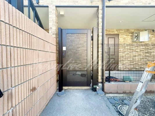 藤沢市鵠沼海岸１丁目のアパートのエントランス