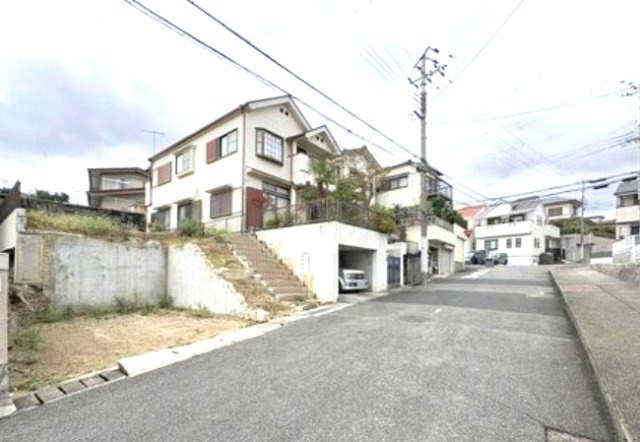 垂水区神陵台　新築一戸建ての前面道路含む現地写真