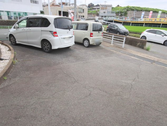 奈良市三碓６丁目の賃貸マンションの駐車場