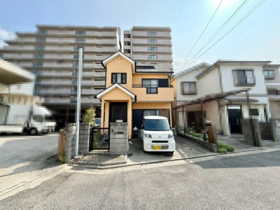 【前面道路含む現地写真】 | 堀上町　中古一戸建 | ２面採光の居室ありますよ！明るい室内は、風通しも良く、大変居心地の良い空間となっております♪爽やかな風を感じて起きる朝は、快適生活の始まりに！