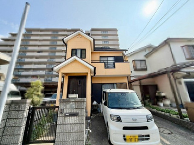 【玄関】 | 堀上町　中古一戸建 | 前面道路約６．２ｍ♪広々運転の苦手な方も安心ですね♪