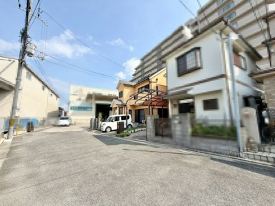 【前面道路含む現地写真】 | 堀上町　中古一戸建 | 現地見学当日から承っております♪現地周辺の環境や、駅までの道のりなど周辺環境も合わせてご確認いただき、ぜひご検討ください！