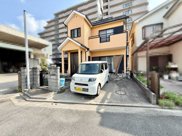 堀上町　中古一戸建の駐車場|ＬＤＫ約１５．５帖♪２面採光の明るいリビングに気持ちも明るくなりますね！
