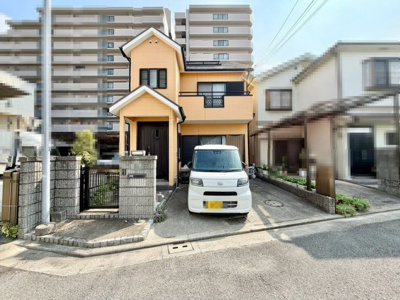 【前面道路含む現地写真】 | 堀上町　中古一戸建 | 【作業スペースの多いＬ型キッチン】ゆとりあるキッチンですので、お料理の幅も広がりますね！