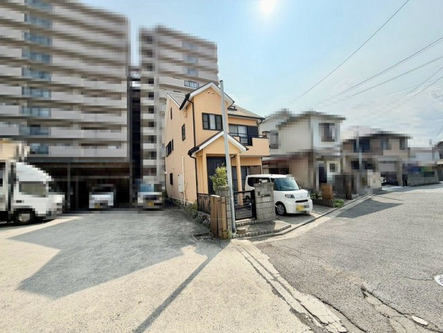 堀上町　中古一戸建の前面道路含む現地写真|トイレ１階と２階の２ヶ所あります♪忙しい朝や家族の多いご家庭も安心ですね！