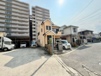 【前面道路含む現地写真】 | 堀上町　中古一戸建 | トイレ１階と２階の２ヶ所あります♪忙しい朝や家族の多いご家庭も安心ですね！