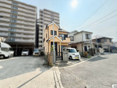 【前面道路含む現地写真】 | 堀上町　中古一戸建 | 全居室６帖以上のゆとりある住まいでのびのび新生活をここではじめませんか♪