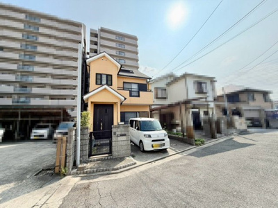 【前面道路含む現地写真】 | 堀上町　中古一戸建 | 【広々４ＬＤＫ】テレワークのお仕事部屋、子供部屋等、ライフスタイルや家族構成に合わせて多目的にご使用いただけます♪