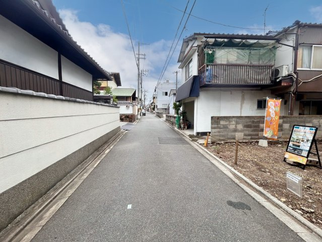 鳳瑞町　Ａプラン　建築条件付き土地の前面道路含む現地写真