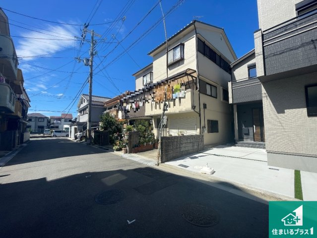 ■高槻市深沢本町　新築一戸建ての前面道路含む現地写真|周辺は閑静な住宅街！前面道路広々で車の出し入れも便利です。駐車が苦手な方でも安心して車庫入れできます！
