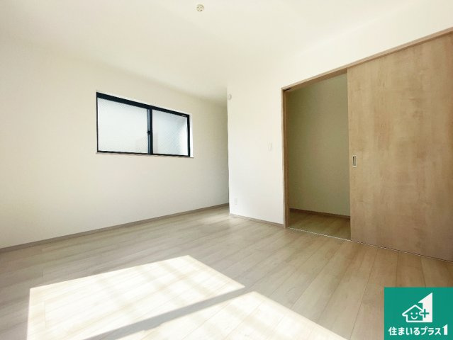 ■高槻市深沢本町　新築一戸建ての洋室|シンプルな洋室は、自分好みのインテリアが楽しめます♪ご家族とインテリアや家具を選びに行くのは入居時の醍醐味の一つです。ぜひお楽しみください♪