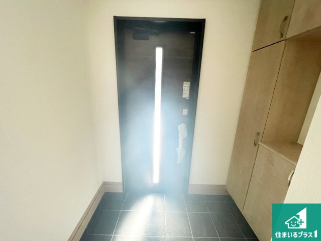 ■高槻市深沢本町　新築一戸建ての玄関|シューズボックスにはたくさんの靴が収納できるので玄関周りはいつもスッキリ！ご家族が増えても安心！