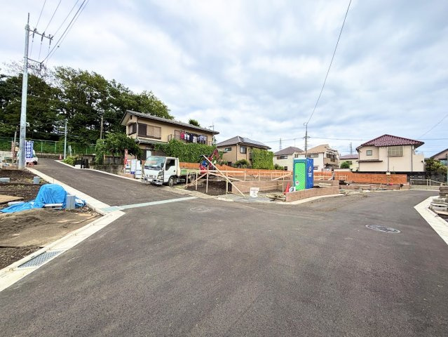 西平山５丁目新築戸建の前面道路含む現地写真|新しい住まい・新しいコミュニティが生まれる複数棟分譲です。