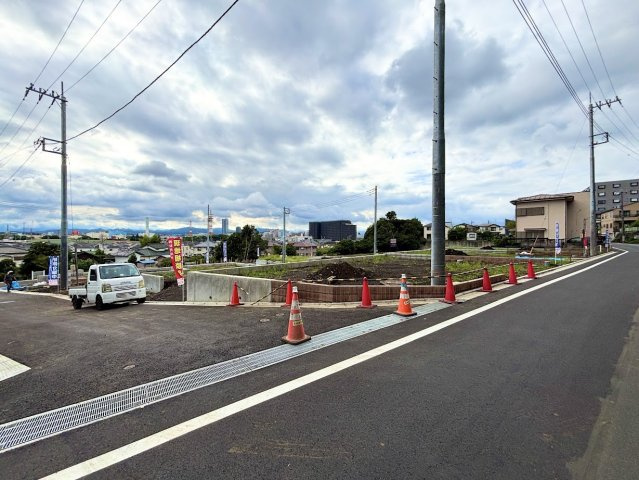 西平山５丁目新築戸建の前面道路含む現地写真|前面道路も広く、車輛のすれ違いもスムーズです。