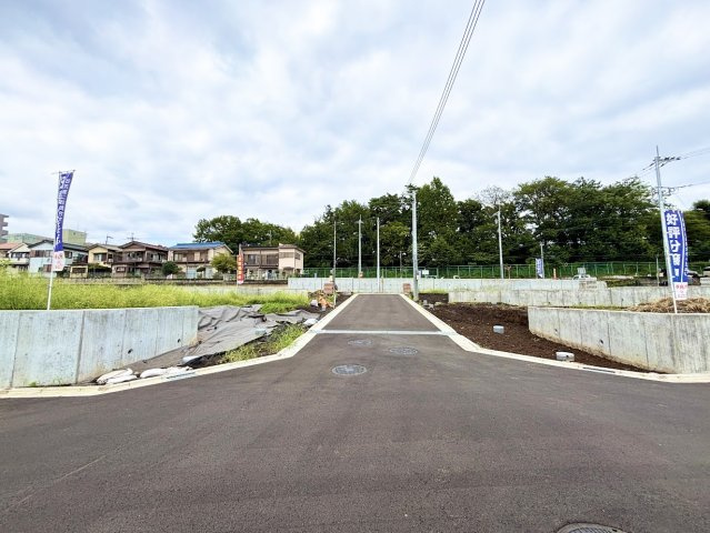 西平山５丁目新築戸建の前面道路含む現地写真|高台の立地で空が広く感じられ、陽当りも良好です。