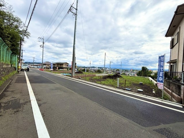 西平山５丁目新築戸建の前面道路含む現地写真|ミニバス（旭が丘循環路線）のバス停「旭が丘小学校」も前面道路沿いにあります。