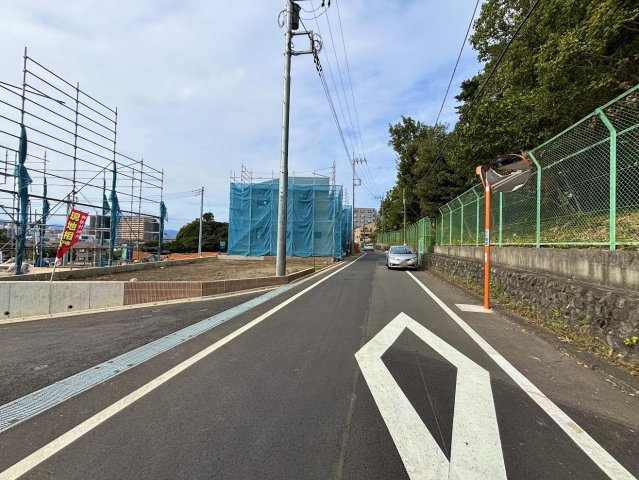 西平山５丁目新築戸建の前面道路含む現地写真|ミニバス（旭が丘循環路線）のバス停「旭が丘小学校」も前面道路沿いにあります。