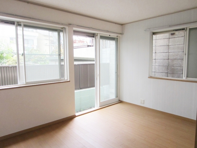 ペニーレインの居間・リビング|2面採光の角部屋で室内明るいですよ。