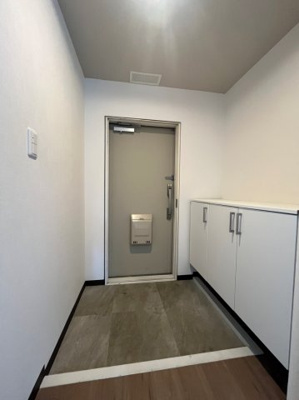 【玄関】 | コープ野村鈴蘭台 | 清潔感のある玄関が皆様をお迎えしてくれます。