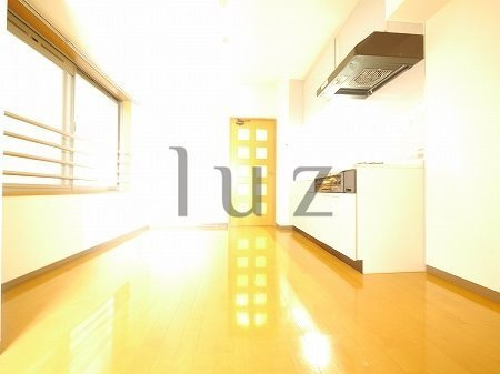 横浜市西区浅間町１丁目の賃貸マンションの居間・リビング|きれいなフローリングのお部屋です！
