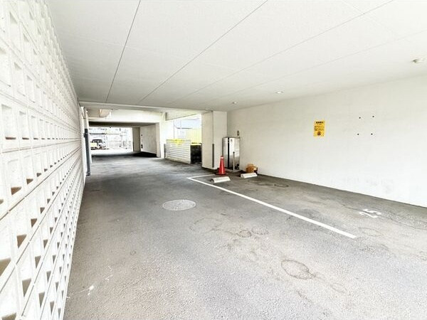 Conde葵一丁目の駐車場