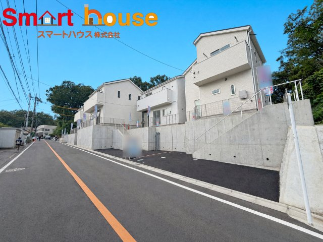 町田市薬師台第1　新築全13棟の前面道路含む現地写真|お住まいの前面道路が広いと駐車が楽になり、陽当たりも遮られないので明るく居心地の良いお家になります♪