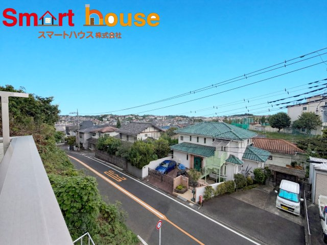 町田市薬師台第1　新築全13棟の展望|開放的なバルコニーは見晴らしもよく、太陽の温かな温もりをめいっぱい受け止めてくれます。太陽の光と爽やかな風を受けたお洗濯物はあっという間に乾き、取りこむ時には太陽の匂いを感じられそうですね。