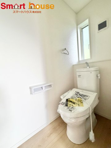町田市薬師台第1　新築全13棟のトイレ|節水型でエコなトイレには今では当たり前のウォシュレット付き。換気機能も着いているので常に快適ですね♪