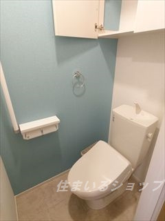 カーサ・グランデ　Ｂのトイレ|シャワートイレ・収納棚あり
