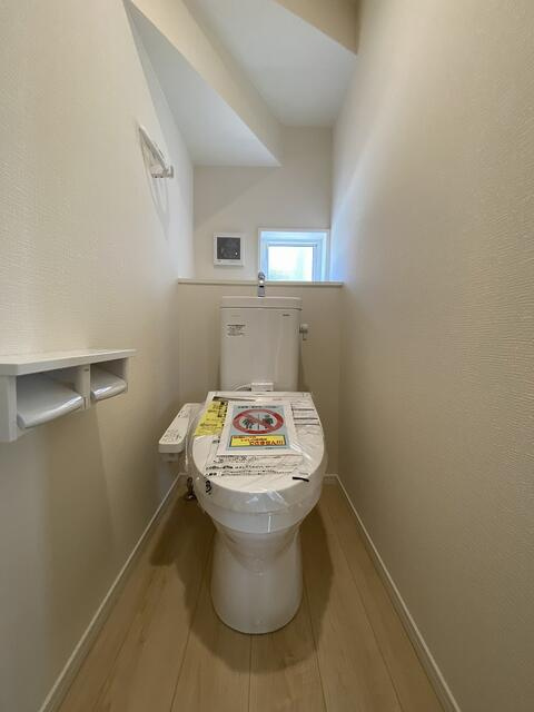 三島市青木の新築一戸建のトイレ|各階にトイレがあるので、家族の準備が重なる忙しい朝も安心。もちろん温水洗浄便座完備です。