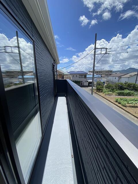 三島市青木の新築一戸建のバルコニー|日当たりのよいバルコニーにお気に入りの植物を並べて。ガーデニングを楽しみ、暮らしに彩りを。