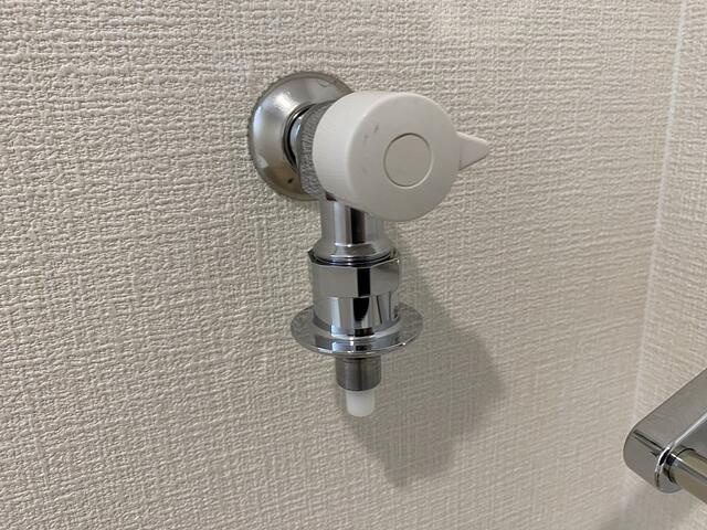 三島市青木の新築一戸建の設備|洗濯機のホースが外れた際の水漏れリスクを軽減する止水機能付き水栓。