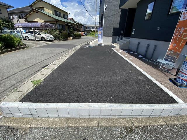 三島市青木の新築一戸建の駐車場|夫婦それぞれの車に加え、もう１台停められる駐車場。来客時やお子さんの将来の車にも便利です。