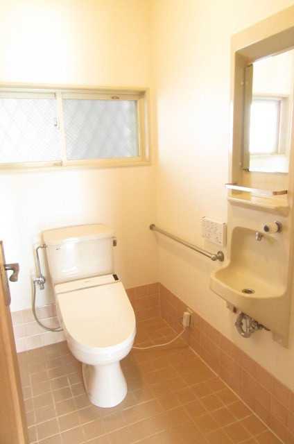 小岩ファミールカメリヤのトイレ|温水洗浄便座付きトイレです。