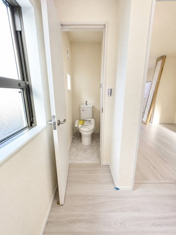 江東区東砂6丁目　中古戸建のトイレ|現地写真

現地ご見学希望・資料請求などお気軽にお問い合わせ下さい！
03-5990-5201