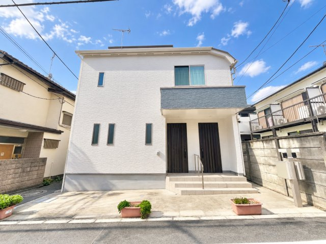 板橋区赤塚2丁目　中古戸建の外観|建物の個性を主張する、シックな美しい外観。

現地ご見学希望・資料請求などお気軽にお問い合わせ下さい！
03-5990-5201