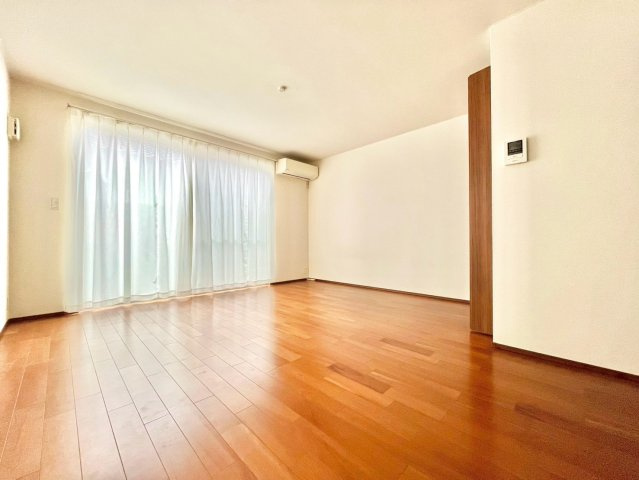 板橋区赤塚2丁目　中古戸建の居間・リビング|2階リビングならではの陽当たりが開放的な空間を演出します。

現地ご見学希望・資料請求などお気軽にお問い合わせ下さい！
03-5990-5201