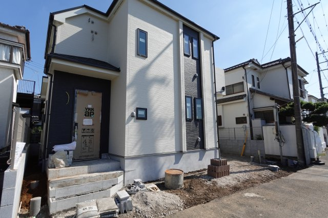 川越市上野田町　3LDK+カースペース付き　新築戸建ての前面道路含む現地写真