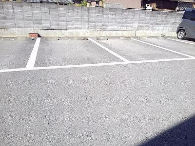 クールブラーシェＢの駐車場