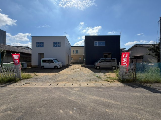 丸亀市　前塩屋町③　太陽光つきオール電化住宅の外観|東側の黒い外観の建物が対象です。