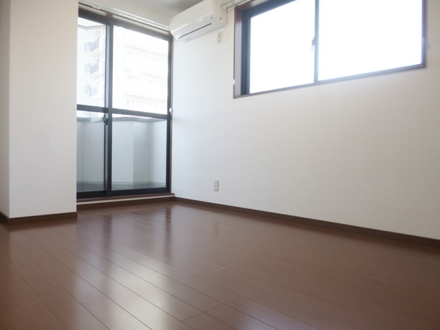 富栄ビルの居間・リビング|明るいお部屋です♪
