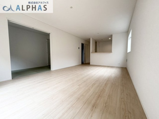 【内観：施工例】 | 加古川市加古川町稲屋　新築戸建 | ■ＬＤＫ＋和室仕切りを開放すれば約22.7帖の広々スペースになります♪※同社施工例
