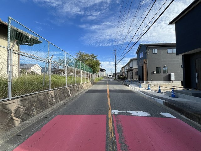 【その他】 | 糟屋郡須恵町新原6期　1号棟（全2棟）【仲介手数料無料・0円】 | 現地写真。前面道路です。