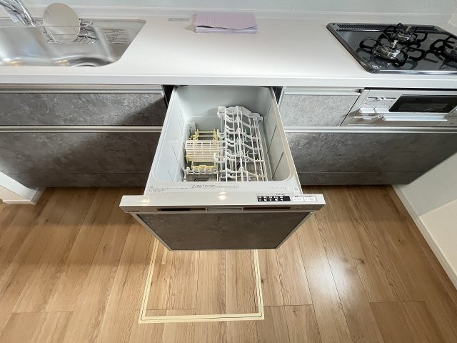 【キッチン】 | 糟屋郡須恵町新原6期　1号棟（全2棟）【仲介手数料無料・0円】 | 現地写真。食洗器が付いてます。