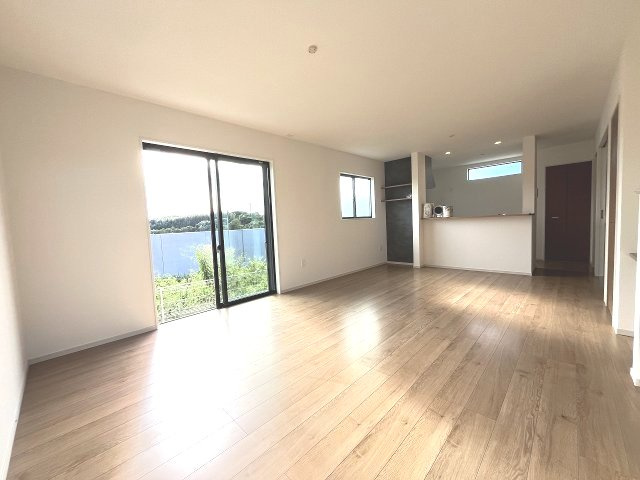 【居間・リビング】 | 糟屋郡須恵町新原6期　1号棟（全2棟）【仲介手数料無料・0円】 | 現地写真。