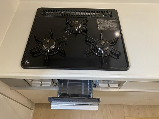 駿東郡清水町徳倉の新築一戸建のキッチン|主菜・副菜・汁物を同時に調理できる３口コンロ。忙しい朝や夕食づくりも効率よく進められます。