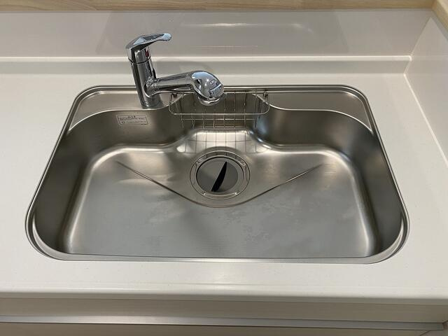 駿東郡清水町徳倉の新築一戸建のキッチン|大きな鍋やフライパンも洗いやすい広々シンク。家族分の食器が多い日も、後片付けがスムーズです。