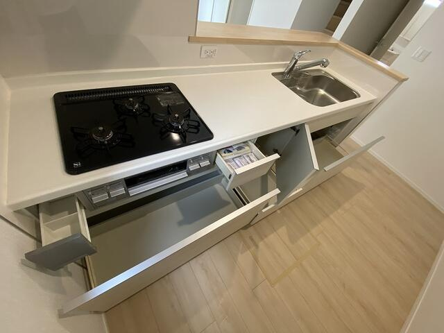 駿東郡清水町徳倉の新築一戸建のキッチン|調理器具や食器、食品を用途別に整理できる充実の収納。物が増えがちなキッチンもすっきり片付きます。